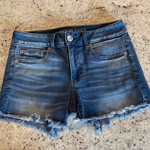 American Eagle Jean Shorts Sz 6. Medium wash w/frayed hems. Inseam 3.5 inches